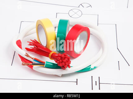 Adesivo su nastro in plastica e cavo elettrico su uno sfondo di lo schema elettrico Foto Stock