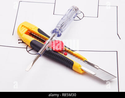 Il gruppo coltello e cacciavite elettrico su uno sfondo di lo schema elettrico Foto Stock