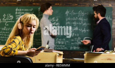 Lo studente è consapevole del fatto che egli è una parte importante del gruppo. Università studiando gli amici lo studio e la lettura di un libro in aula. Preparare gli studenti per il successo di questo anno scolastico. Foto Stock