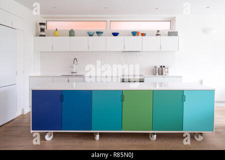 Cucina mobile isola su ruote, design retrò dipinte in ombre colori  Silestone con piano di lavoro Foto stock - Alamy