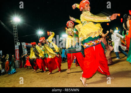 Vadodara, India - 20 ottobre 2018: uomini e donne nei tradizionali abiti indiani garba danza durante indù festival navratri esprimendo il movimento e la gioia Foto Stock