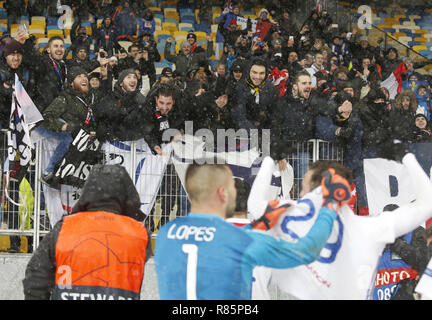 Kiev, Ucraina. 12 Dic, 2018. I fan del Lione sono visto reagire dopo la UEFA Champions League Gruppo F partita di calcio tra Shakhtar Donetsk e Lione ALLA NSK Olimpiyskyi a Kiev. Credito: Vadim Kot SOPA/images/ZUMA filo/Alamy Live News Foto Stock