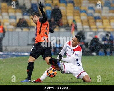 Kenny Tete (R) di Lione e Taison (L) di Shakhtar sono visto in azione durante la UEFA Champions League Gruppo F partita di calcio tra Shakhtar Donetsk e Lione ALLA NSK Olimpiyskyi a Kiev. ( Il punteggio finale; Shakhtar Donetsk 1:1 Lyon ) Foto Stock