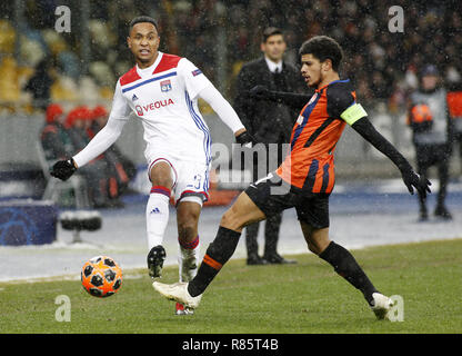 Kiev, Ucraina. 12 Dic, 2018. Kenny Tete (L) di Lione e Taison (R) di Shakhtar sono visto in azione durante la UEFA Champions League Gruppo F partita di calcio tra Shakhtar Donetsk e Lione ALLA NSK Olimpiyskyi a Kiev. Credito: Vadim Kot SOPA/images/ZUMA filo/Alamy Live News Foto Stock