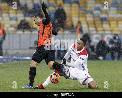 Kiev, Ucraina. 12 Dic, 2018. Kenny Tete (R) di Lione e Taison (L) di Shakhtar sono visto in azione durante la UEFA Champions League Gruppo F partita di calcio tra Shakhtar Donetsk e Lione ALLA NSK Olimpiyskyi a Kiev. Credito: Vadim Kot SOPA/images/ZUMA filo/Alamy Live News Foto Stock