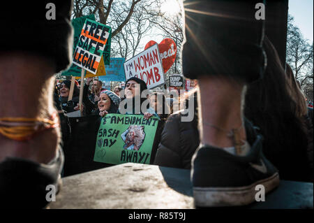 Londra, Regno Unito. Xxi gen, 2017. Protester sono visti tenendo cartelloni durante la protesta.Migliaia di persone si sono riunite e hanno marciato attraverso il centro di Londra a sostegno delle donne e i diritti LGBTQ e per esprimere il proprio sdegno per il nuovo presidente degli Stati Uniti, Donald Trump. Credito: Daniel James Homewood/SOPA Immagini/ZUMA filo/Alamy Live News Foto Stock