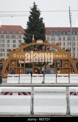 Dresden, Germania. Xiii Dec, 2018. Barriere mobili sostare di fronte a Dresda Striezelmarkt. Dopo l attacco di Dresda città gemelle Strasburgo, le autorità ritengono che la protezione in Sassonia mercatini di Natale per essere sufficiente. Credito: Sebastian Kahnert/dpa-Zentralbild/dpa/Alamy Live News Foto Stock