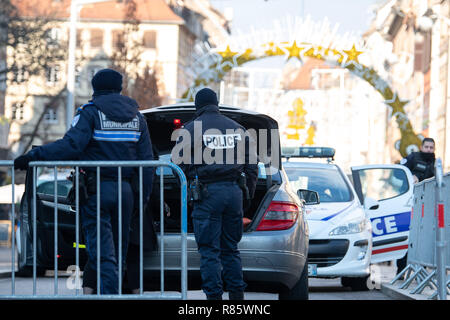 Strasburgo, Francia. 13 dic 2018. I poliziotti sono la verifica di un auto presso il centro di entrata. Dopo il grave attentato terroristico a Strasburgo, la polizia in Francia e in Germania sono la caccia l'assassino. Credito: Sebastian Gollnow/dpa/Alamy Live News Foto Stock