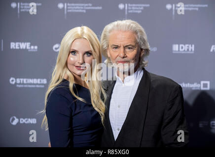 Duesseldorf, Deutschland. 07Th Dec, 2018. Il dottor Hermann BUEHLBECKER (BUHLBECKER) (imprenditore, CEO Lambertz) con Anna HILTROP (modello). Presentazione del tedesco premio sostenibilità in Duesseldorf/Germania su 07.12.2018 | Utilizzo di credito in tutto il mondo: dpa/Alamy Live News Foto Stock