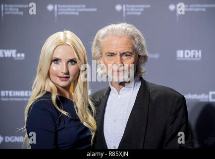 Duesseldorf, Deutschland. 07Th Dec, 2018. Il dottor Hermann BUEHLBECKER (BUHLBECKER) (imprenditore, CEO Lambertz) con Anna HILTROP (modello). Presentazione del tedesco premio sostenibilità in Duesseldorf/Germania su 07.12.2018 | Utilizzo di credito in tutto il mondo: dpa/Alamy Live News Foto Stock