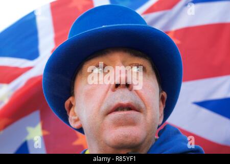 Londra, Regno Unito 13 dicembre 2018. Steve Bray è già al lavoro all'alba sventolando bandiere dietro di troupe televisive. Egli rende presenze giornaliere presso il Parlamento Verde protestavano Brexit. Credito: Iwala/Alamy Live News Foto Stock