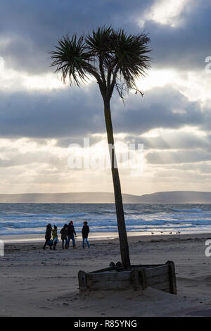 Bournemouth Dorset, Regno Unito. 13 dic 2018. Drammatica nuvole e sole a Bournemouth Beach a secco su un giornata di vento con grandi onde. Credito: Carolyn Jenkins/Alamy Live News Foto Stock