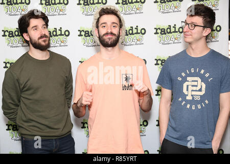 Philadelphia, PA, Stati Uniti d'America. 12 Dic, 2018. AJR raffigurato a radio 104,5 Movember concerto presso Xfinity Live in Philadelphia, Pa su dicembre 12, 2018 Credit: Star Shooter/Media punzone ***House*** Copertura/Alamy Live News Foto Stock