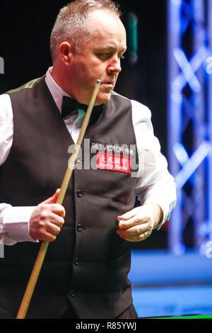 Glasgow, Scotland, Regno Unito. 13 dicembre, 2018. John Higgins (SCO) Vs Yan Bingtao (CHN) in una gara a 4 fotogrammi per un posto nel quarto round disegnare dei BetVictor Scottish Open Snooker Championship, Emirates Arena, Glasgow. Credito: Colin Poultney/Alamy Live News Foto Stock