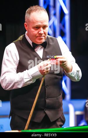 Glasgow, Scotland, Regno Unito. 13 dicembre, 2018. John Higgins (SCO) Vs Yan Bingtao (CHN) in una gara a 4 fotogrammi per un posto nel quarto round disegnare dei BetVictor Scottish Open Snooker Championship, Emirates Arena, Glasgow. Credito: Colin Poultney/Alamy Live News Foto Stock