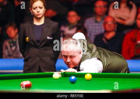 Glasgow, Scotland, Regno Unito. 13 dicembre, 2018. John Higgins (SCO) Vs Yan Bingtao (CHN) in una gara a 4 fotogrammi per un posto nel quarto round disegnare dei BetVictor Scottish Open Snooker Championship, Emirates Arena, Glasgow. Credito: Colin Poultney/Alamy Live News Foto Stock