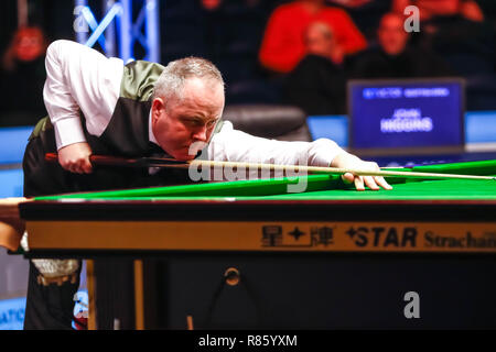 Glasgow, Scotland, Regno Unito. 13 dicembre, 2018. John Higgins (SCO) Vs Yan Bingtao (CHN) in una gara a 4 fotogrammi per un posto nel quarto round disegnare dei BetVictor Scottish Open Snooker Championship, Emirates Arena, Glasgow. Credito: Colin Poultney/Alamy Live News Foto Stock