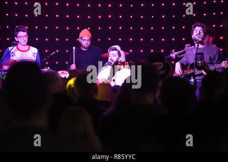 Philadelphia, PA, Stati Uniti d'America. 12 Dic, 2018. AJR raffigurato a radio 104,5 Movember concerto presso Xfinity Live in Philadelphia, Pa su dicembre 12, 2018 Credit: Star Shooter/Media punzone ***House*** Copertura/Alamy Live News Foto Stock