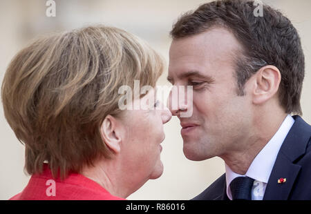 Berlino, Germania. Xix Apr, 2018. Il cancelliere tedesco Angela Merkel (CDU) saluta il presidente francese Emmanuel Macron al Forum di Humboldt di Berlino Palace. Il Forum di Humboldt di Berlino ricostruita Palace è programmato per aprire nel 2019. Credito: Michael Kappeler/dpa | in tutto il mondo di utilizzo/dpa/Alamy Live News Foto Stock