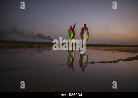 La città di Gaza, Palestina. Xii gen, 2018. I palestinesi lo scontro con le forze israeliane lungo la frontiera al di fuori di Gaza City, nella Striscia di Gaza, 12 gennaio 2018. Credito: Wissam Nasser/dpa | in tutto il mondo di utilizzo/dpa/Alamy Live News Foto Stock