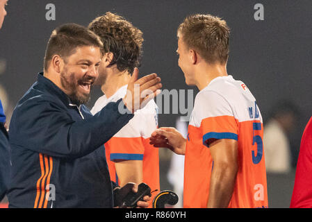 Bhubaneswar, India. 13 dicembre, 2018. Hockey Odisha uomini di Coppa del Mondo di Bhubaneswar 2018. Luogo: Kalinga Stadium. Max Caldas si congratula con Thijs van Dam dopo il gioco India vs Paesi Bassi. Foto Stock