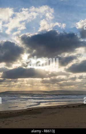 Bournemouth Dorset, Regno Unito. 13 dic 2018. Drammatica nuvole e sole a Bournemouth Beach a secco su un giornata di vento con grandi onde. Credito: Carolyn Jenkins/Alamy Live News Foto Stock