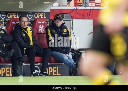 Mainz, Deutschland. 12 Dic, 2017. Peter STOEGER (Stoger, FARE), nuovo allenatore, pullman, a BVB sul banco, coachbank, con co-allenatore Joerg (Jorg) HEINRICH (fare, l.); Soccer 1. Bundesliga, 16. Giornata, FSV FSV Mainz 05 (MZ) - Borussia Dortmund (DO) 0: 2, 12.12.2017 in Mainz/Germania. | Utilizzo di credito in tutto il mondo: dpa/Alamy Live News Foto Stock