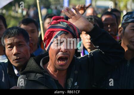 Agartala, Tripura, India. Decimo Dec, 2018. Un manifestante visto cantando slogan durante la protesta.INPT (indigeni Partito Nazionalista del Twipra) leader e sostenitori protesta sulla nazionale ad alto titolo in Khamtingbari, 40 km lontano dalla città di Agartala alla domanda per il ritiro della cittadinanza Bill che è stato introdotto nel luglio 19 in Lok Sabha, la cittadinanza Amendment Bill 2016 mira a consentire i migranti illegali da alcune comunità minoritarie in Afghanistan, il Bangladesh e il Pakistan ammissibili per la cittadinanza indiana. In altre parole, essa modifica la legge sulla cittadinanza del 1955. (Credito Immagine: © Abhisek Sa Foto Stock