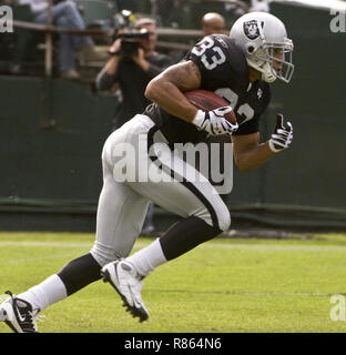 Oakland, la California, Stati Uniti d'America. 2° Nov, 2008. Oakland Raiders cornerback Tyvon Branch #33 corre torna kick off domenica 2 novembre 2008, a Oakland-Alameda County Coliseum a Oakland, in California. I falchi sconfitti i raider 24-0. Credito: Al di Golub/ZUMA filo/Alamy Live News Foto Stock