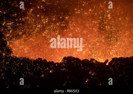 Duisburg, Germania. Decimo Dec, 2018. Ghisa corre fuori dell'altoforno in altoforno 2 alla Thyssenkrupp Schwelgern dell'impianto. Credito: Rolf Vennenbernd/dpa/Alamy Live News Foto Stock