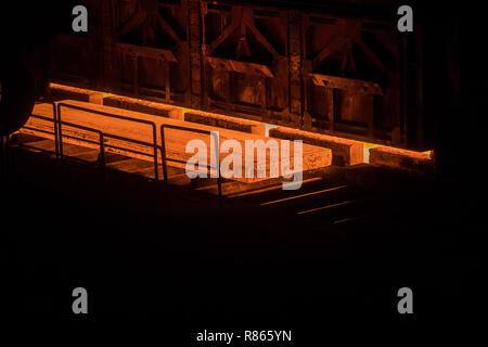 Duisburg, Germania. Decimo Dec, 2018. Acciaio grezzo è prodotta in Beeckerwerth acciaierie della Thyssenkrupp. Credito: Rolf Vennenbernd/dpa/Alamy Live News Foto Stock