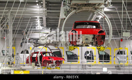 13 dicembre 2018, Sassonia, Lipsia: due Porsche incompiuto Macans galleggiante attraverso la Porsche stabilimento di Lipsia. Il costruttore di automobili Porsche si sta preparando per il futuro delle auto elettriche in corrispondenza della sua posizione di Lipsia. Anche se la tanto attesa decisione di costruire un alimentato elettricamente Macan è ancora in sospeso, è chiaro che la prossima generazione del piccolo off-road Macan sarà costruito a Lipsia. La prima pietra per una nuova carrozzeria è di essere prevista in primavera. Porsche è pianificazione investimenti nelle tre cifre di milioni di gamma in corrispondenza della sua posizione sassone con più di 4200 dipendenti. Foto: Jan Woitas/dpa- Foto Stock