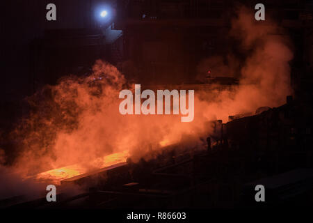 Duisburg, Germania. Decimo Dec, 2018. Acciaio grezzo è prodotta in Beeckerwerth acciaierie della Thyssenkrupp. Credito: Rolf Vennenbernd/dpa/Alamy Live News Foto Stock