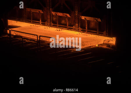 Duisburg, Germania. Decimo Dec, 2018. Acciaio grezzo è prodotta in Beeckerwerth acciaierie della Thyssenkrupp. Credito: Rolf Vennenbernd/dpa/Alamy Live News Foto Stock