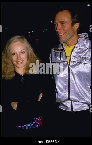 Hollywood, California, USA. 27 dic 2005. CLINT EASTWOOD e SONDRA LOCKE sono visibili in questa foto non datata Credito: Kathy Hutchins/ZUMAPRESS.com/Alamy Live News Foto Stock