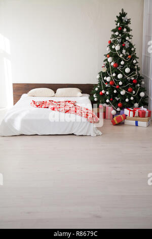 Natale camera da letto con letto doni anno nuovo cartolina ad albero Foto Stock