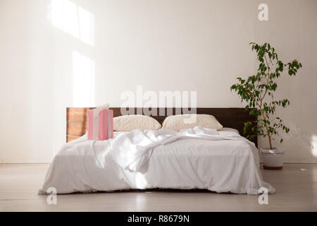 Natale camera da letto con letto tree doni anno nuovo cartolina Foto Stock