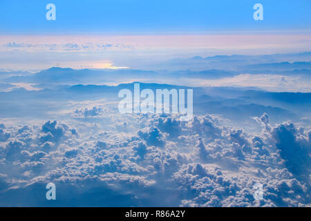 Volo sopra le nuvole. Meraviglioso panorama dalla finestra del piano con nuvole bianche. Volare al di sopra delle nuvole bianche. Nuvole bianche di seguito. Il bellissimo panorama con Foto Stock