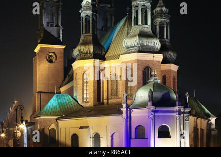 Cattedrale di Poznan, sull'isola 'Ostrow Tumski', vista dal ponte sul fiume. La Polonia. Foto Stock