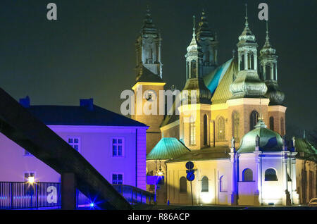 Cattedrale di Poznan, sull'isola 'Ostrow Tumski', vista dal ponte sul fiume. La Polonia. Foto Stock