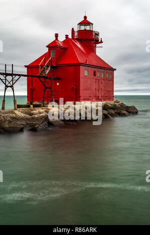 Cielo tempestoso in un freddo autunno/autunno il giorno guardando fuori al Pier Head Lighthouse, Storione Bay, Door County, Wisconsin. Foto Stock