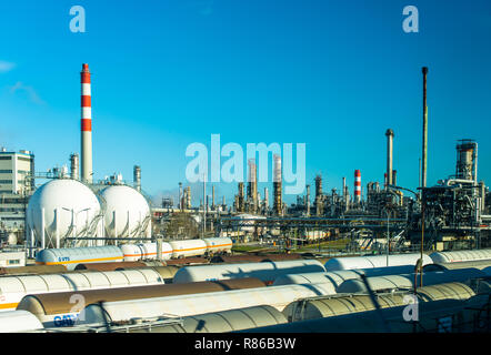 La petrolchimica impianto industriale proprio da OMV AG sulla periferia di Vienna, Austria. Foto Stock