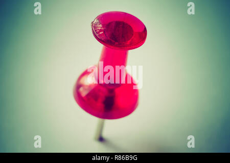 Perno rosso in una macro di scheda Foto Stock