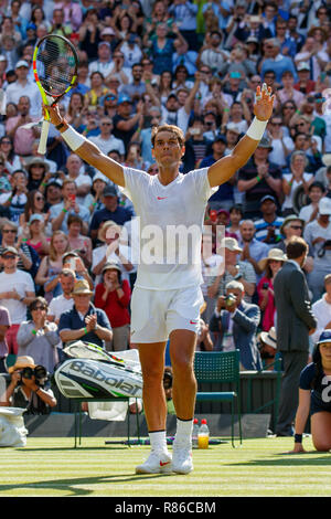 Rafa Nadal di Spagna celebra durante i campionati di Wimbledon 2018 Foto Stock