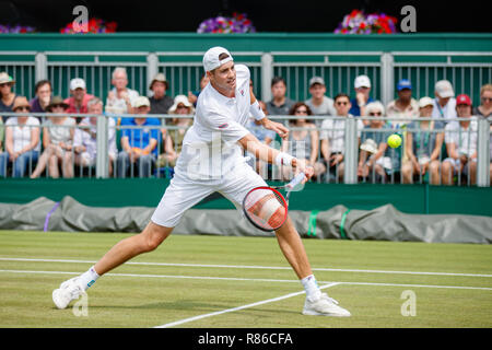 John Isner degli USA in azione durante i campionati di Wimbledon 2018 Foto Stock
