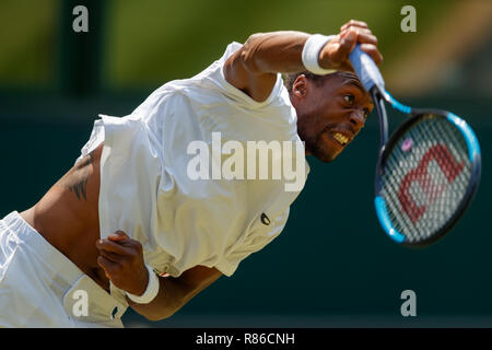 Gael Monfils di Francia azione durante i campionati di Wimbledon 2018 Foto Stock