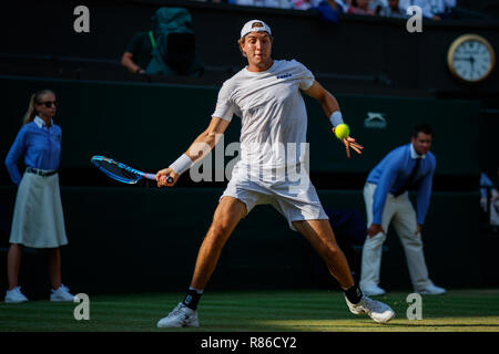 Struff Jan-Lennard della Germania in azione durante i campionati di Wimbledon 2018 Foto Stock