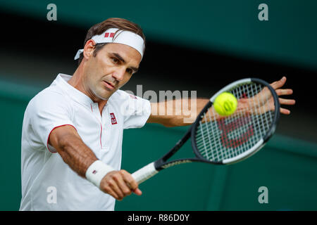 Roger Federer in azione durante i campionati di Wimbledon 2018 Foto Stock