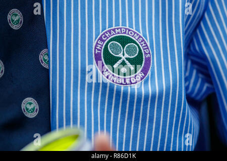 Girato a colori di un funzionario con le palline da tennis durante i campionati di Wimbledon 2019 Foto Stock