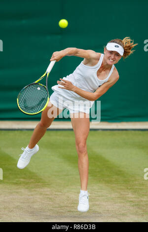 Aliaksandra Sasnovich della Bielorussia in azione durante i campionati di Wimbledon 2018 Foto Stock